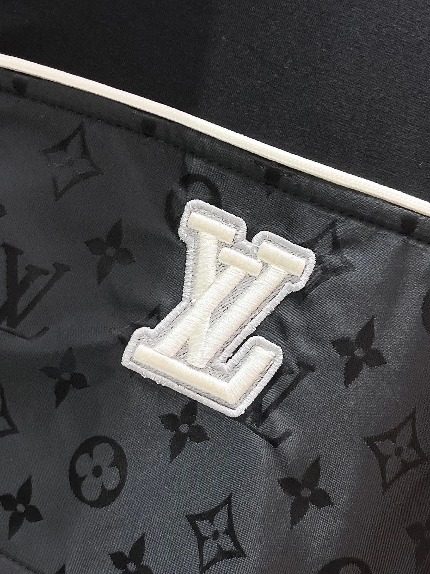 🅿️720 LV hot-selling suit is coming. Focus on the original version of the official website. 2025 new hot-selling cardigan suit. The original order is the best. 🇭🇰The meticulous work of top designers. It has a fitting and perfect upper body effect. All-natural high-quality Tencel Roman cotton 100%, close-fitting comfort, noble and elegant! Original hardware embodies elegance and nobility! Counter size: M-3XL (maximum wear up to 190 pounds)